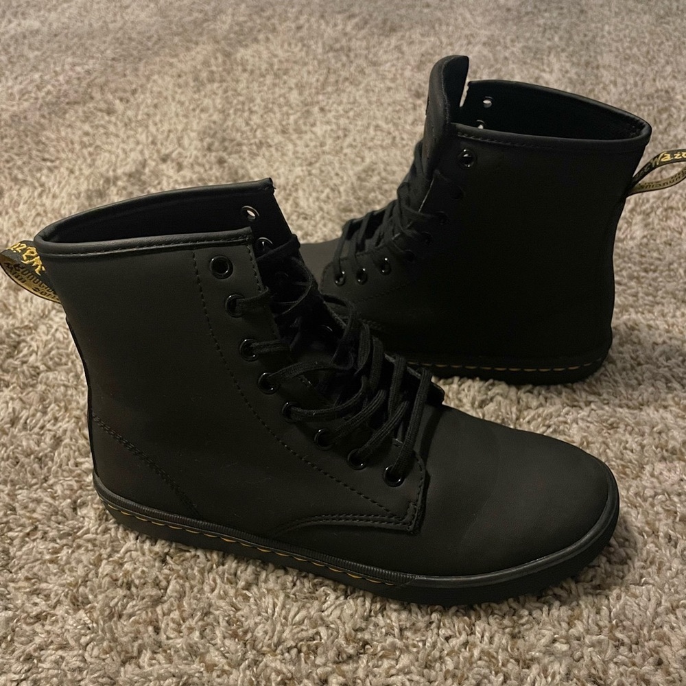 DR. MARTENS SHERIDAN WOMEN'S BOOT